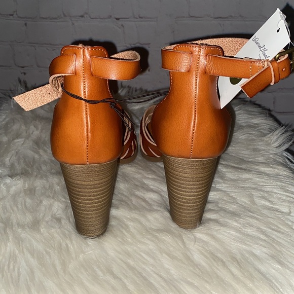 UNIVERSAL THREAD Sandals - Picture 4 of 5